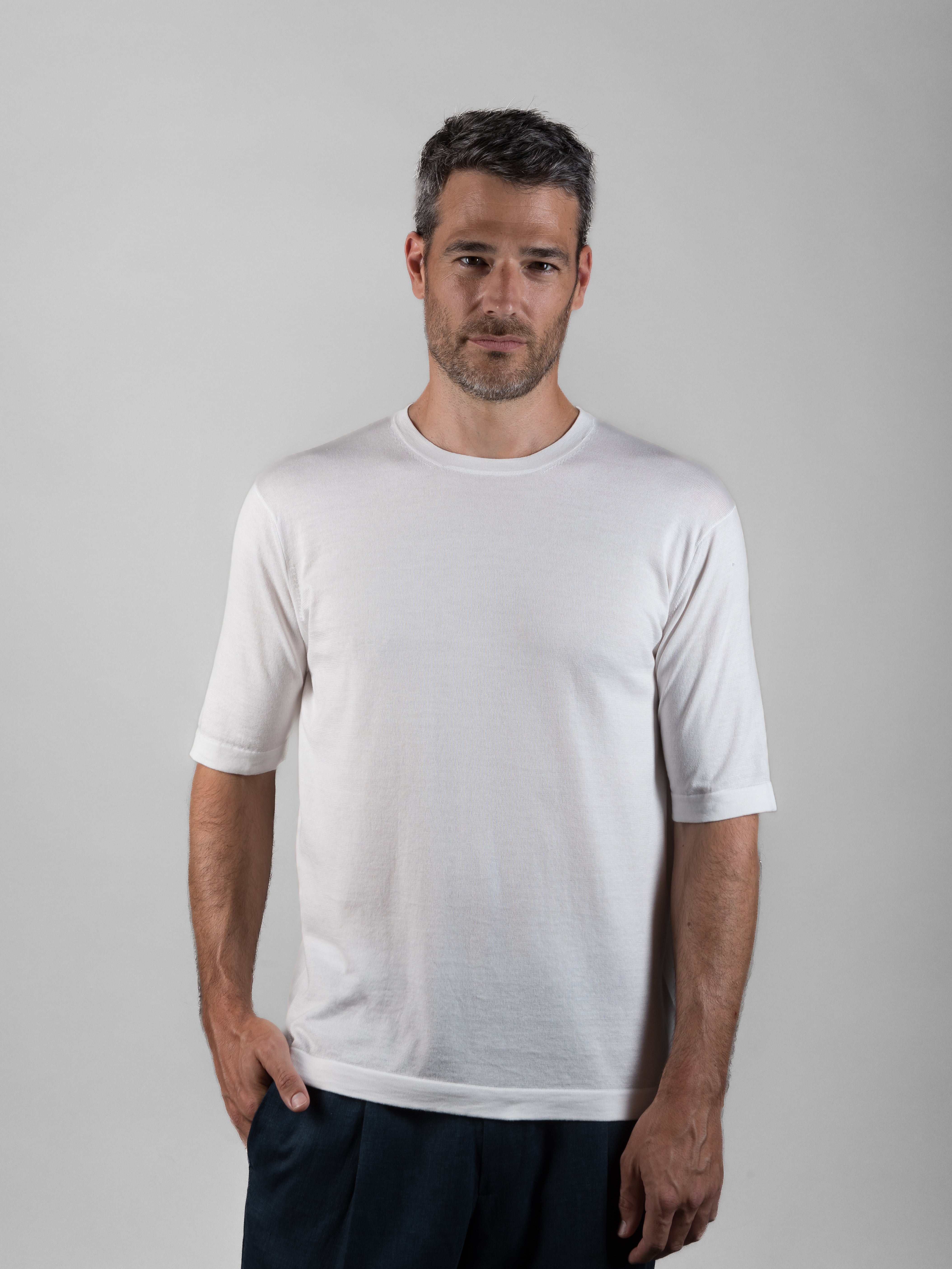 • COMBED COTTON ROUND NECK T-SHIRT •