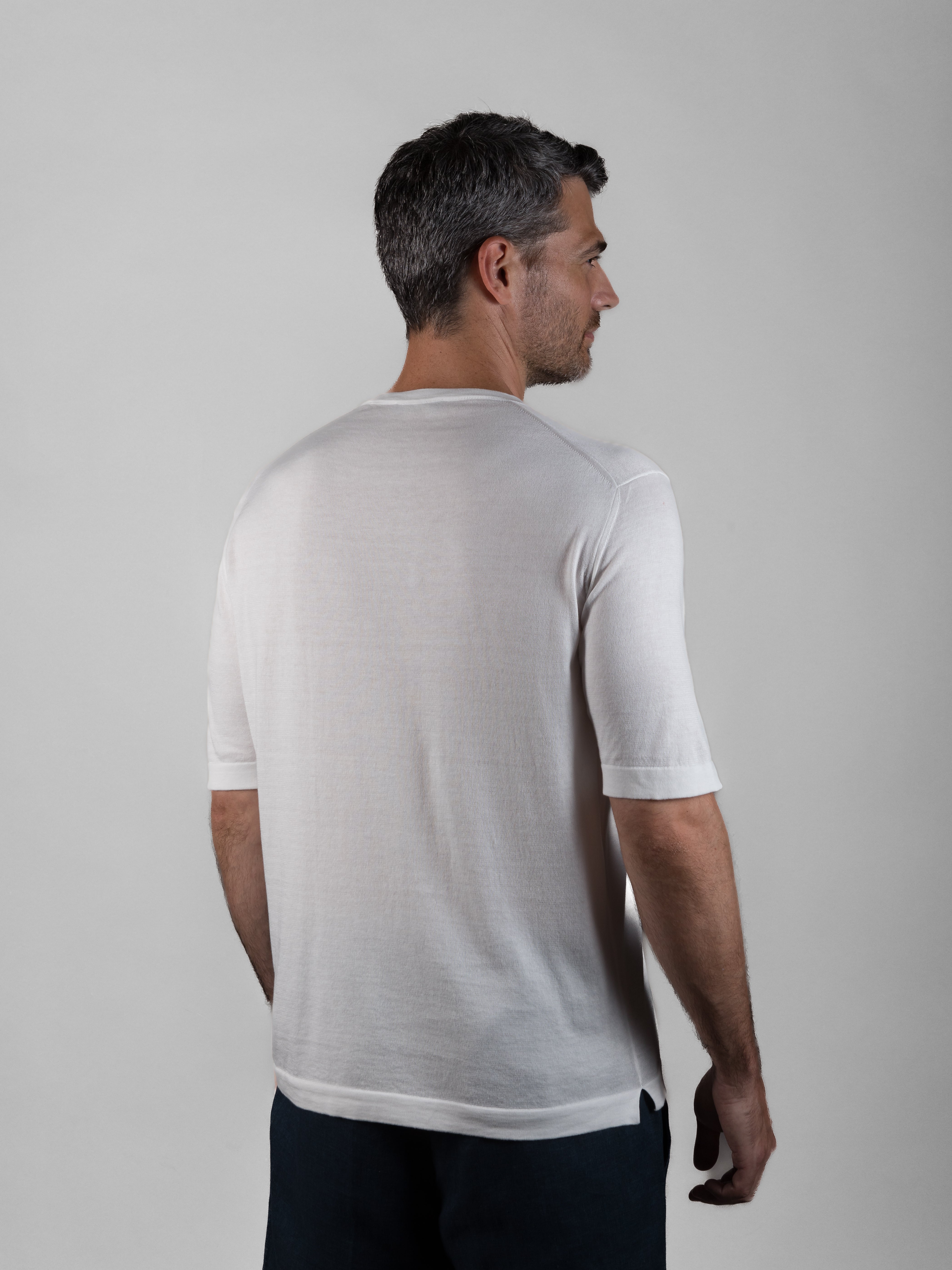 • COMBED COTTON ROUND NECK T-SHIRT •